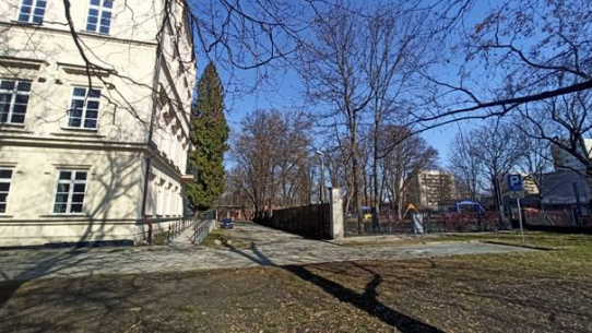 Wschodnia część podjazdu dla niepełnosprawnych i parking dla osób niepełnosprawnych, Fot. Paweł Szlachta